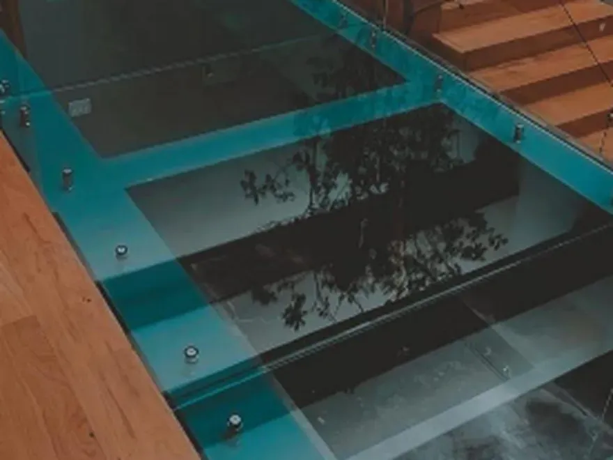 Escalera con huella de cristal templado y estructura metálica