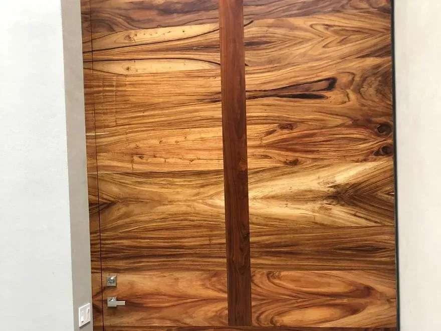 Puertas de madera natural con marco a hueso y herraje oculto